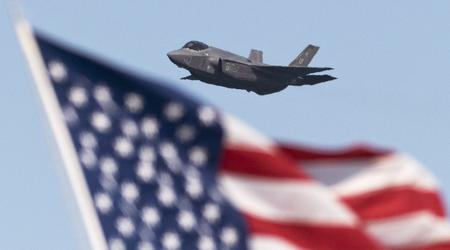Het duurste gevechtsvliegtuig in de geschiedenis is in een jaar tijd 26 miljard dollar duurder geworden - de kosten van het F-35 Lightning II programma zijn opgelopen tot 438 miljard dollar.