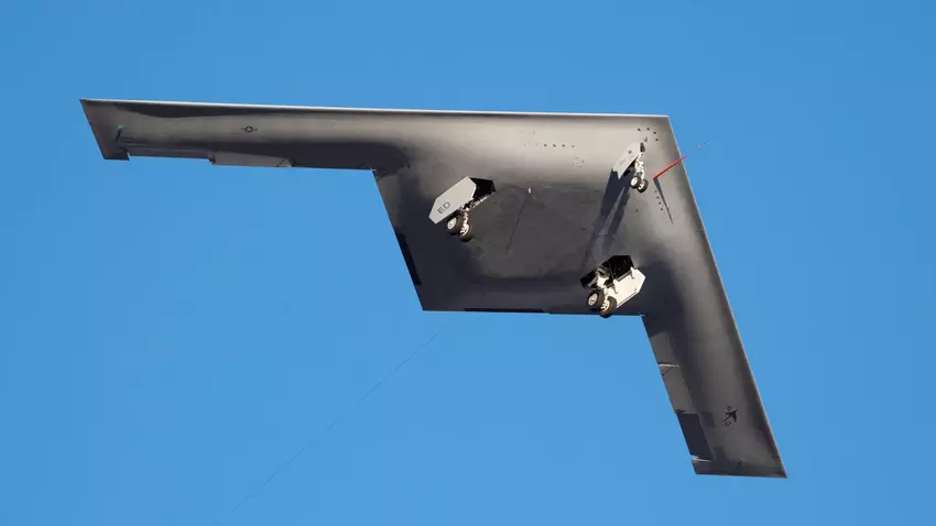 De B-21 Raider nucleaire bommenwerper maakte zijn eerste vlucht en vloog naar een Amerikaanse luchtmachtbasis voor verdere testen.