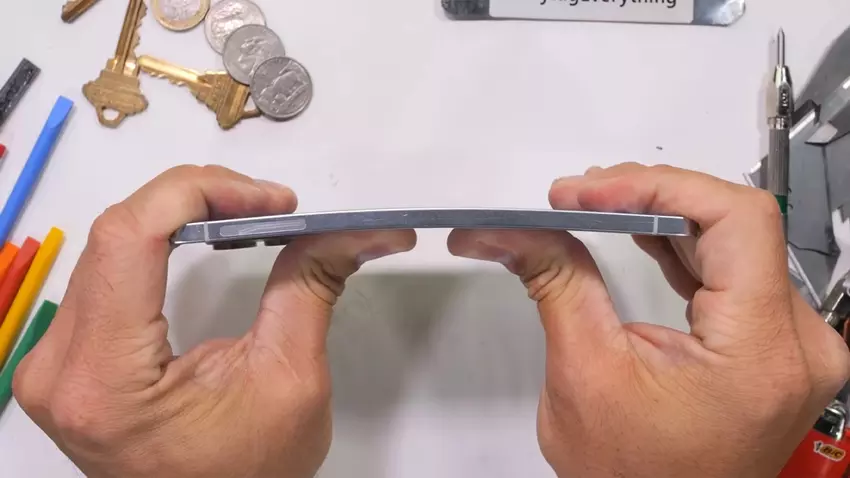 Het buigt, maar breekt niet: beroemde blogger JerryRigEverything testte de sterkte van de ultradunne Samsung Galaxy S25 Edge