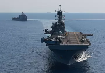 De VS laat de amfibische aanvalsschepen ...