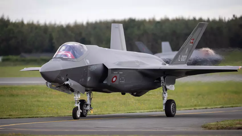 De eerste F-35 Lightning II gevechtsvliegtuigen zijn aangekomen in Denemarken om de F-16 Fighting Falcon te vervangen die wordt overgebracht naar Oekraïne.
