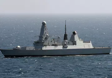 Gemoderniseerde destroyer HMS Dauntless vaart naar ...