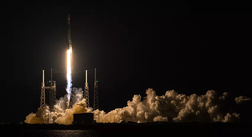 SpaceX lanceert Starlink internetsatellieten in een baan om de aarde - de eerste trap van de Falcon 9-raket heeft zijn 17e vlucht voltooid