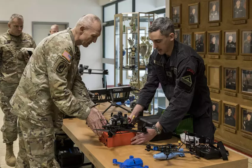 Generaal Randy George inspecteert een FPV-drone