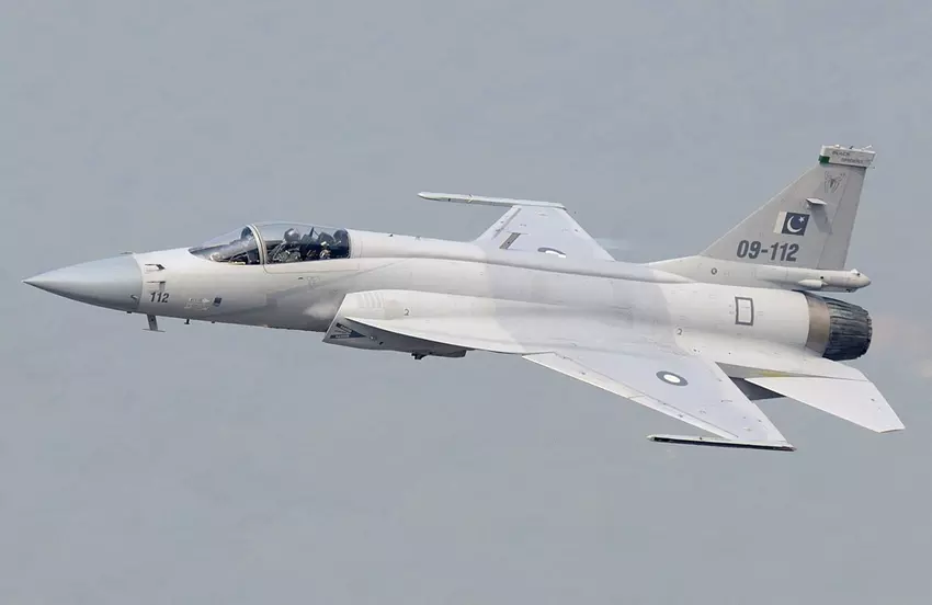 Pakistan rust JF-17-jagers uit met Chinese langdistance PL-15-raketten