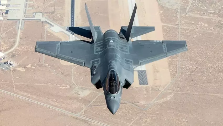 De F-35 Lightning II kan vijandelijke tanks vernietigen met AGM-114 Hellfire-raketten.