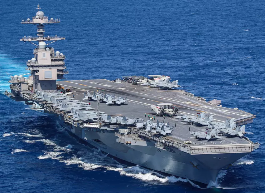 Het grootste vliegdekschip ter wereld, de USS Gerald R. Ford, is begonnen aan haar allereerste volledige missie - een vliegdekschipgroep met destroyers, raketkruisers, gevechtsvliegtuigen en helikopters op weg naar Europa.