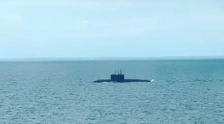 Finse bewoners op 100 kilometer van Helsinki hebben een Russische Kilo-klasse onderzeeër met Kalibr kruisraketten gefotografeerd.