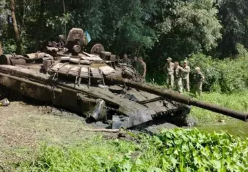 Oekraïense duikers hebben een Russische T-72 ...