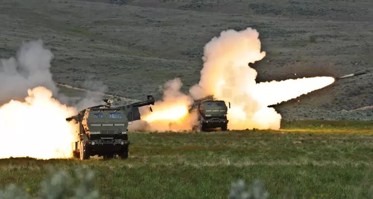 HIMARS vernietigde twee Russische BM-21 Grad ...