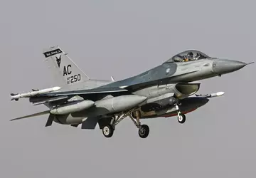 Amerikaanse F-16 Fighting Falcon-gevechtsvliegtuigen raken Iraanse ...