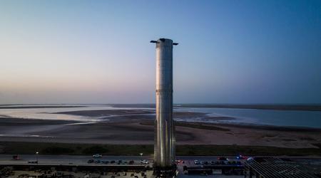 SpaceX rolde een nieuw Super Heavy raketprototype met 33 Raptor-motoren voor Starship naar het lanceerplatform