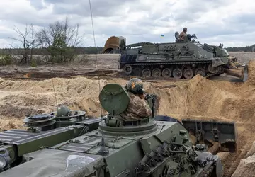 Defensietroepen tonen Noorse NM189 Ingeniørpanservogn voertuigen ...