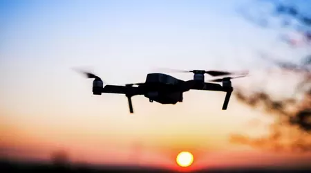 Indrukwekkende video: Oekraïense drone-operator demonstreerde fenomenale nauwkeurigheid en raakte een snel bewegend doelwit met granaten