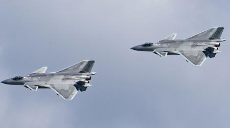 China verbetert zijn J-20 Mighty Dragon gevechtsvliegtuig van de vijfde generatie om de Amerikaanse F-22 Raptor te overtreffen.