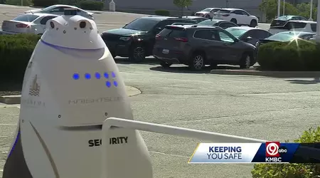  In de VS helpt een AI-beveiligingsrobot bij het bestrijden van criminaliteit en geeft hij informatie door aan wetshandhavers in een winkelcentrum (video)