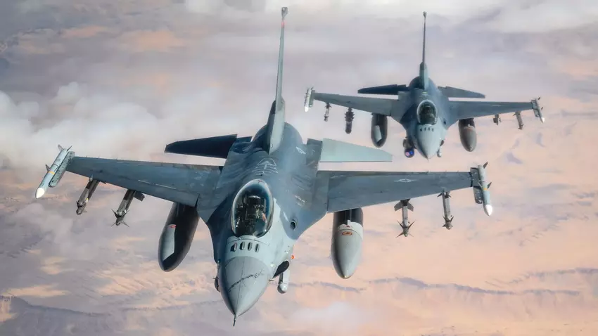 F-16 gevechtsvliegtuig met APKWS II raketten