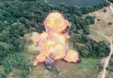 Oekraïense strijdkrachten verscheuren een Russisch Grad ...