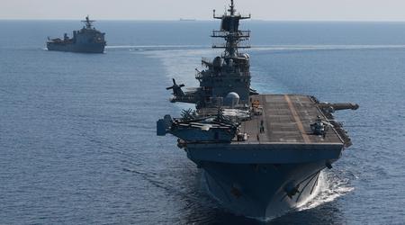 De VS laat de amfibische aanvalsschepen USS Carter Hall en USS Bataan achter in de Rode Zee, samen met drie geleide raketvernietigers van de Arleigh Burke-klasse.