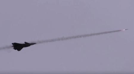 China heeft voor het eerst laten zien hoe een J-20 Mighty Dragon gevechtsvliegtuig van de vijfde generatie een raket lanceert om te oefenen in het vernietigen van vijandelijke vliegtuigen.