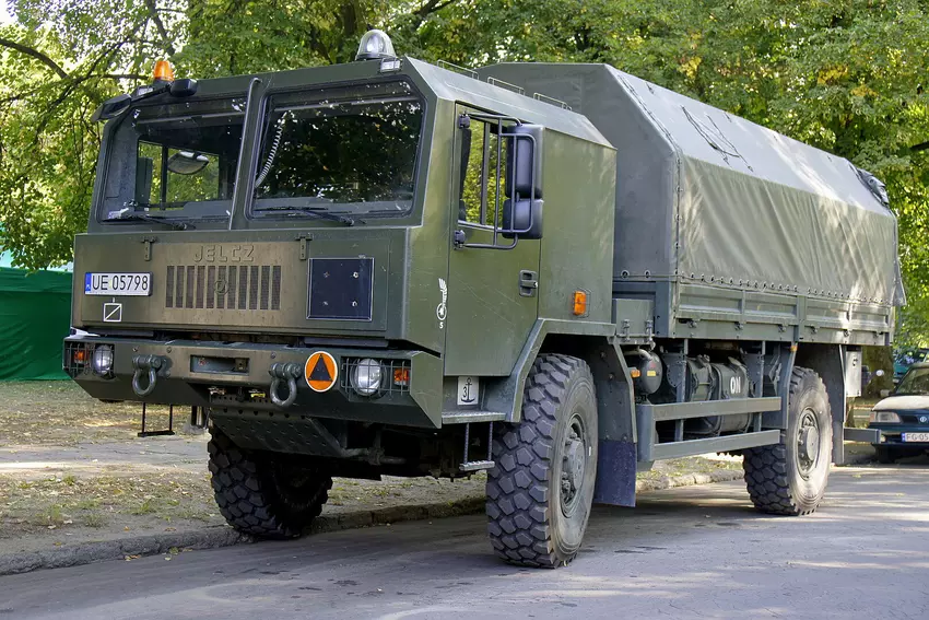 De Polen kwamen tot bezinning toen ze ontdekten dat hun Jelcz-chassis voor de Patriot was gemaakt van geïmporteerde onderdelen.