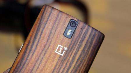 Insider: OnePlus 12 zou een speciale versie kunnen krijgen met een houten achterpaneel zoals de OnePlus One en OnePlus 2