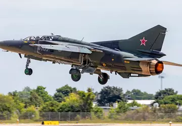 Een Russisch MiG-23UB gevechtsvliegtuig is neergestort ...
