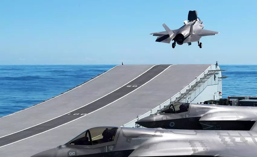 De 115 miljoen dollar kostende F-35B Lightning II van de Britse Royal Air Force stortte tijdens de start van het vliegdekschip HMS Queen Elizabeth neer in de Middellandse Zee door een plug die vastzat in de luchtinlaat.