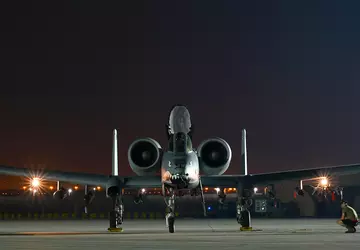 A-10 Thunderbolt II aanvalsvliegtuigen vliegen van ...