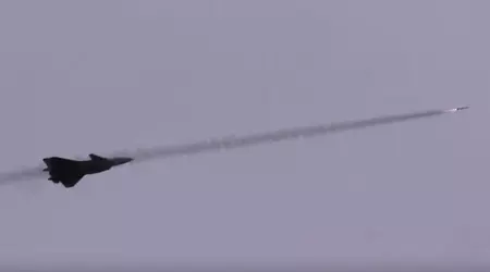 China heeft voor het eerst laten zien hoe een J-20 Mighty Dragon gevechtsvliegtuig van de vijfde generatie een raket lanceert om te oefenen in het vernietigen van vijandelijke vliegtuigen.