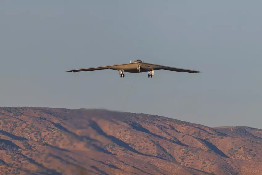 De Amerikaanse luchtmacht heeft officieel de succesvolle vlucht bevestigd van een B-21 Raider nucleaire bommenwerper naar Edwards Base.