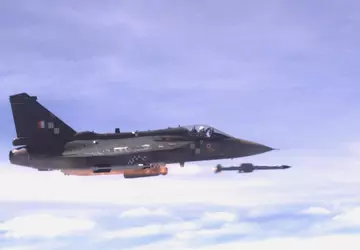 Het Indiase Tejas-gevechtsvliegtuig heeft zijn allereerste ...