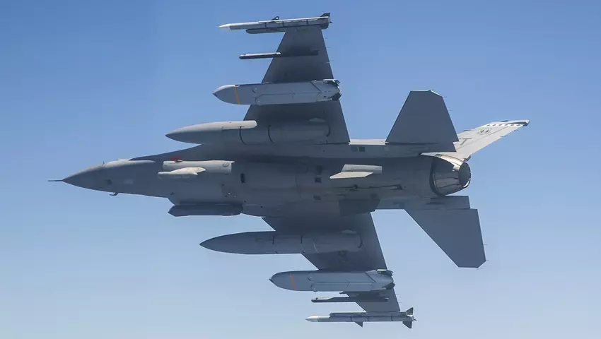 AGM-158 JASSM, AGM-154 JSOW, AGM-120 AMRAAM - welke raketten Oekraïne kan krijgen met F-16 gevechtsvliegtuigen.