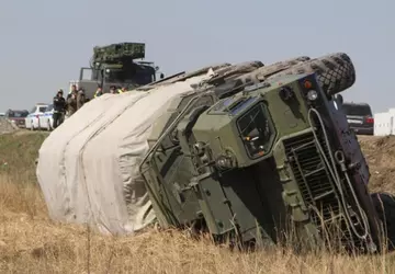 Dronken Russische soldaat rijdt S-400 luchtdoelraketsysteem ...