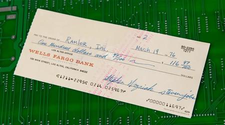 Een Apple cheque uit 1976, ondertekend door Jobs en Wozniak, is op een veiling verkocht voor $ 135.000