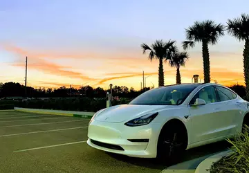 Tesla Model 3 kost nu al ...