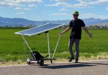 Een kapotte gyroscooter is omgebouwd tot ...