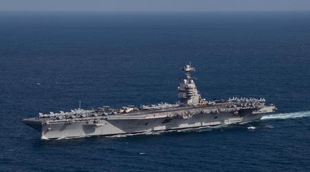 USS Gerald R. Ford, 's werelds grootste vliegdekschip met een kostprijs van meer dan $13 miljard, met F/A-18 Super Hornet straaljagers op patrouille in de Adriatische Zee