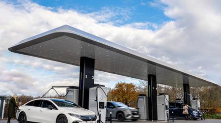 Mercedes heeft in Europa een branded hub geopend met laadstations voor elektrische voertuigen met een capaciteit van 300 kW
