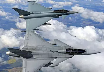 Duitse Eurofighter en Zweedse Gripen-gevechtsvliegtuigen voeren ...