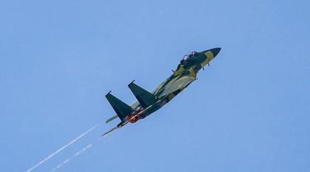 Het eerste gemoderniseerde F-15EX Eagle II gevechtsvliegtuig in zijn definitieve configuratie heeft zijn debuutvlucht gemaakt.