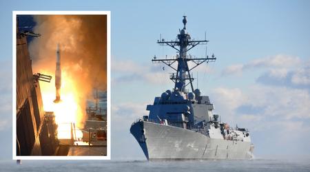 USS Rafael Peralta, een destroyer uit de Arleigh Burke-klasse, herlaadde het Mk 41 verticale lanceersysteem en vulde een voorraad SM-2 luchtdoelraketten aan voor de eerste keer in Australië.