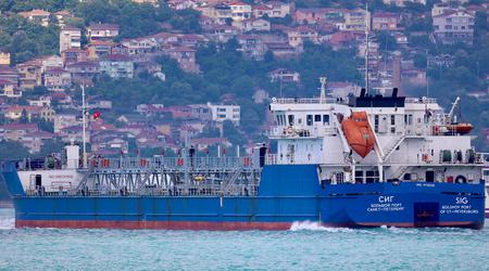 Een maritieme drone met 450 kg TNT heeft een SIG-olietanker geramd die het Russische leger van brandstof voorziet.