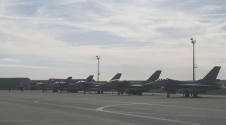 Nederlandse F-16AM/BM-gevechtsvliegtuigen van de vierde generatie zijn aangekomen in Roemenië voor training van Oekraïense piloten.