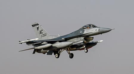 F-16 Fighting Falcon-gevechtsvliegtuigen uit de VS zijn aangekomen in het Midden-Oosten.