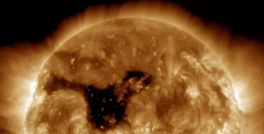 Een enorm coronaal gat van 800.000 kilometer breed is ontdekt op de Zon