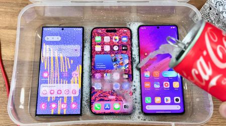 De ijstest: vlaggenschepen Samsung Galaxy S23 Ultra, iPhone 14 Pro Max en Xiaomi 13 Ultra werden overgoten met frisdrank en bevroren (video)
