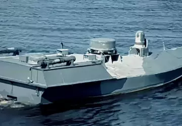 Russen laten schepen langs de Kertsj-brug ...