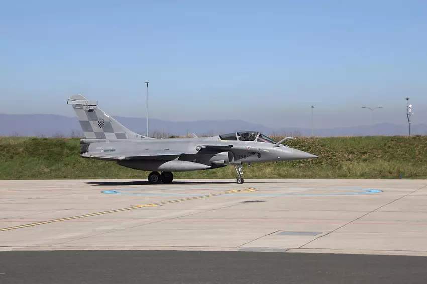 Frankrijk overhandigt 11e Rafale gevechtsvliegtuig aan Kroatië