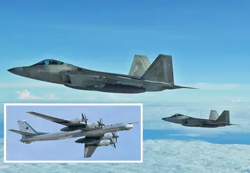 Vijfde generatie F-22 gevechtsvliegtuigen onderscheppen twee ...